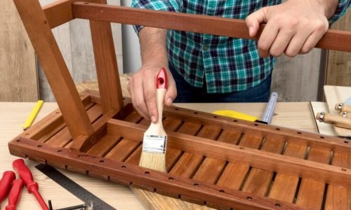 carpinteiro-habilidoso-usando-suas-ferramentas-de-madeira_23-2148640318